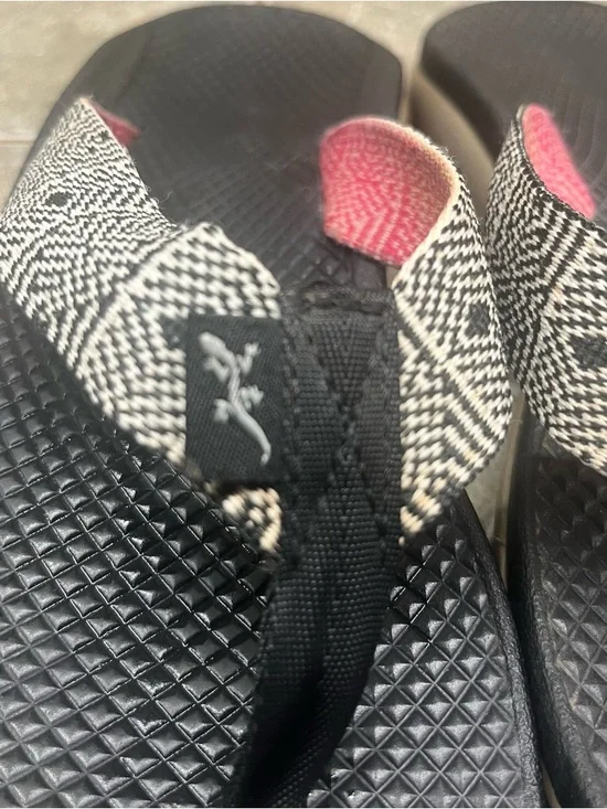 Chaco Women's 7 Black Classic Flip Sandals with Pink Accent Straps - Picture 4 of 9